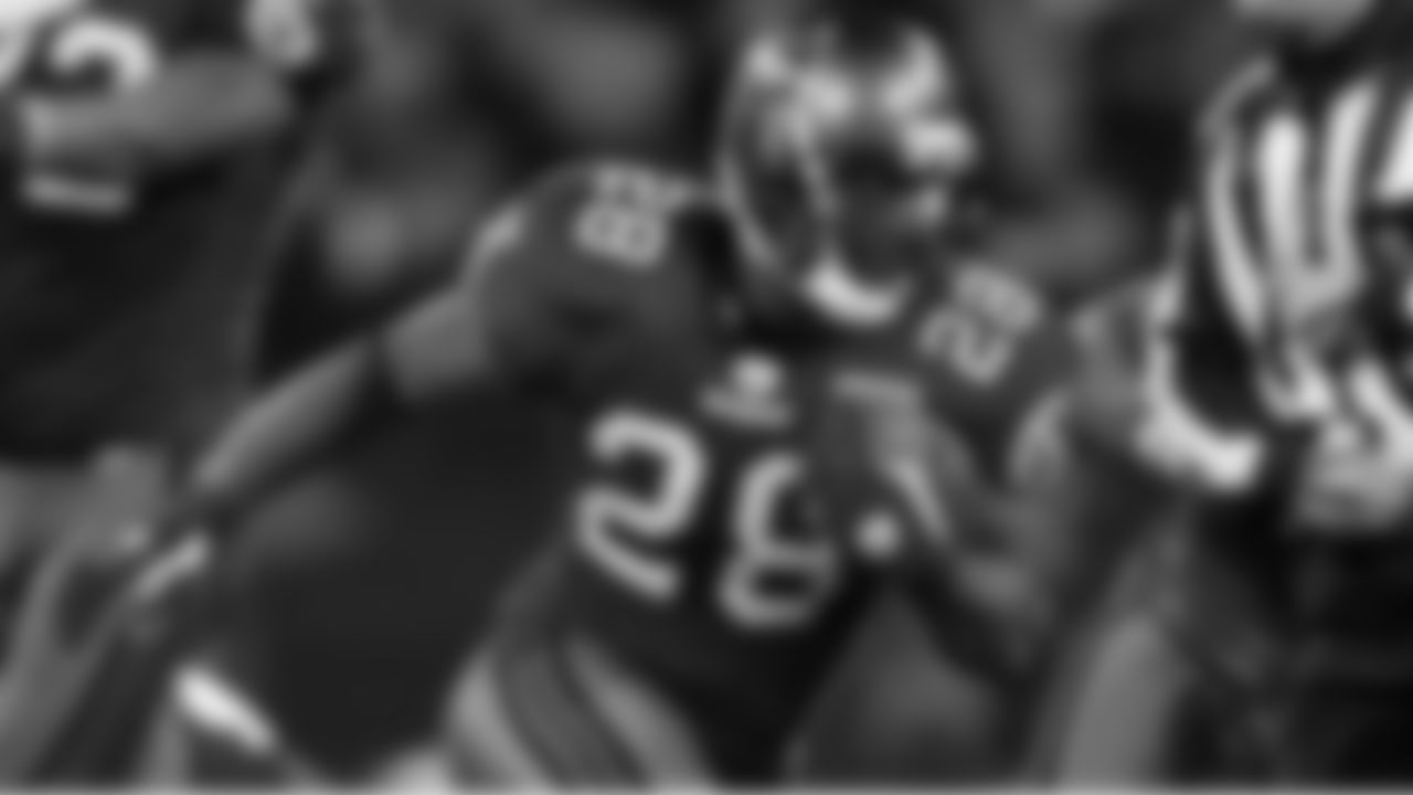 28 RB Derrick Ward picks up 12 yards on a run