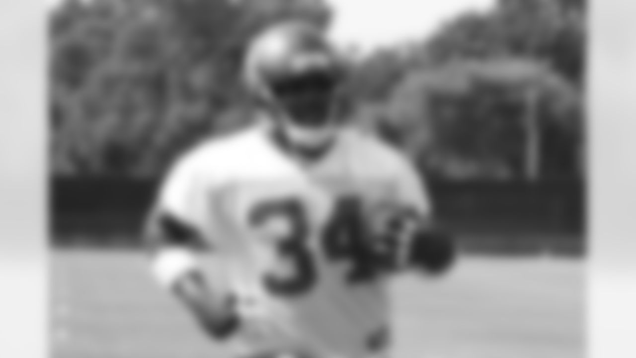 RB Earnest Graham pulls up after running downfield on one of his reps