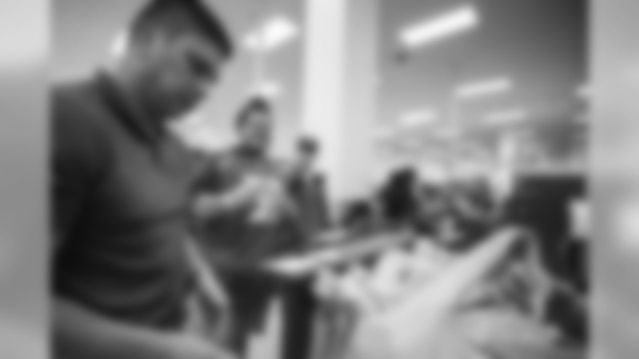 191218_TR_LinebackersLightUpHolidays_034