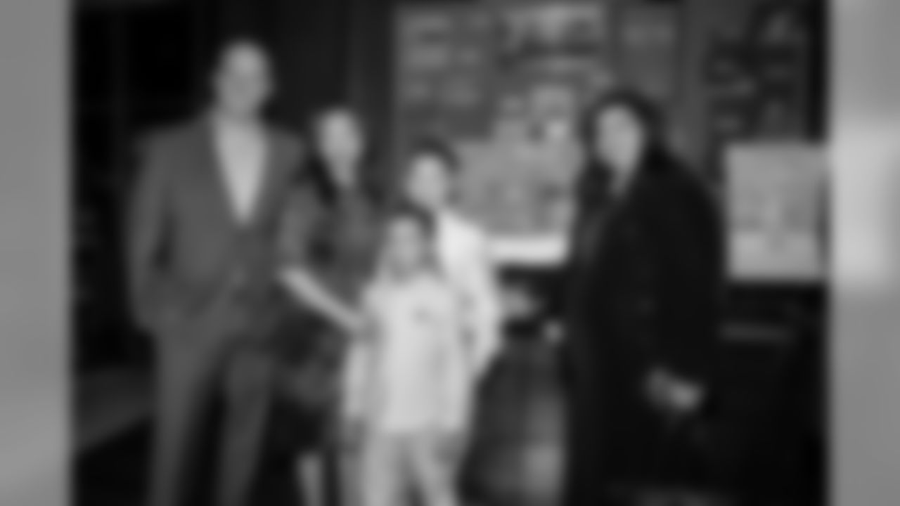 191121_TR_HolidayCardExhibit_025