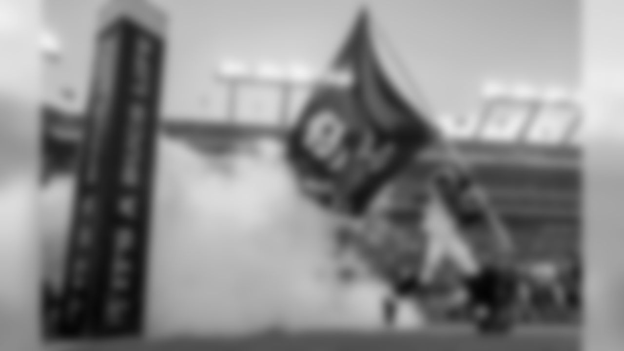 LB Dekoda Watson hoists the Buccaneers flag as he and the team are introduced onto the field.