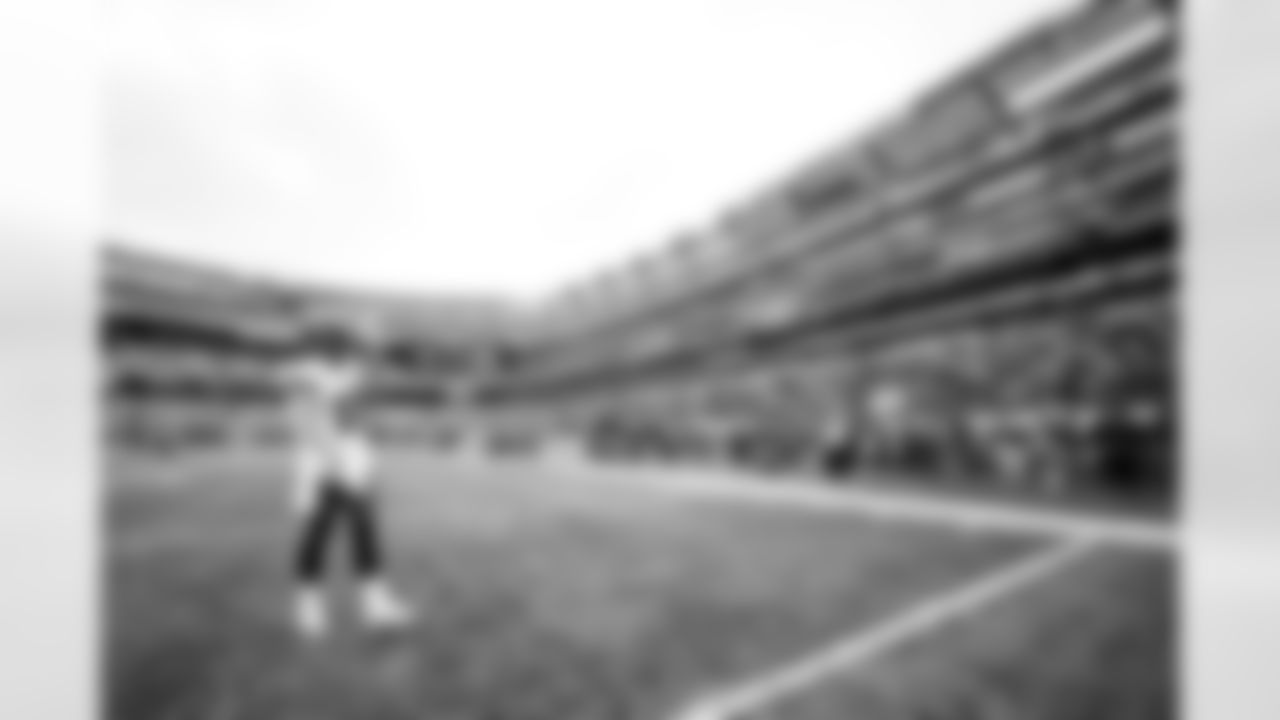 EAST RUTHERFORD, NJ - January 02, 2022 - Wide Receiver Scotty Miller #10 of the Tampa Bay Buccaneers before the game between the Tampa Bay Buccaneers and New York Jets at MetLife Stadium. The Buccaneers won the game, 28-24. Photo By Kyle Zedaker/Tampa Bay Buccaneers