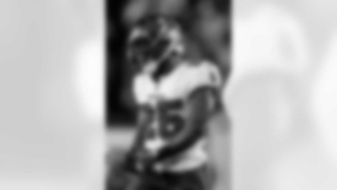 TAMPA, FL - January 16, 2023 - Running Back Giovani Bernard #25 of the Tampa Bay Buccaneers during the NFC Wild Card game between the Dallas Cowboys and Tampa Bay Buccaneers. The Bucs lost the game, 31-14. Photo By Kyle Zedaker/Tampa Bay Buccaneers