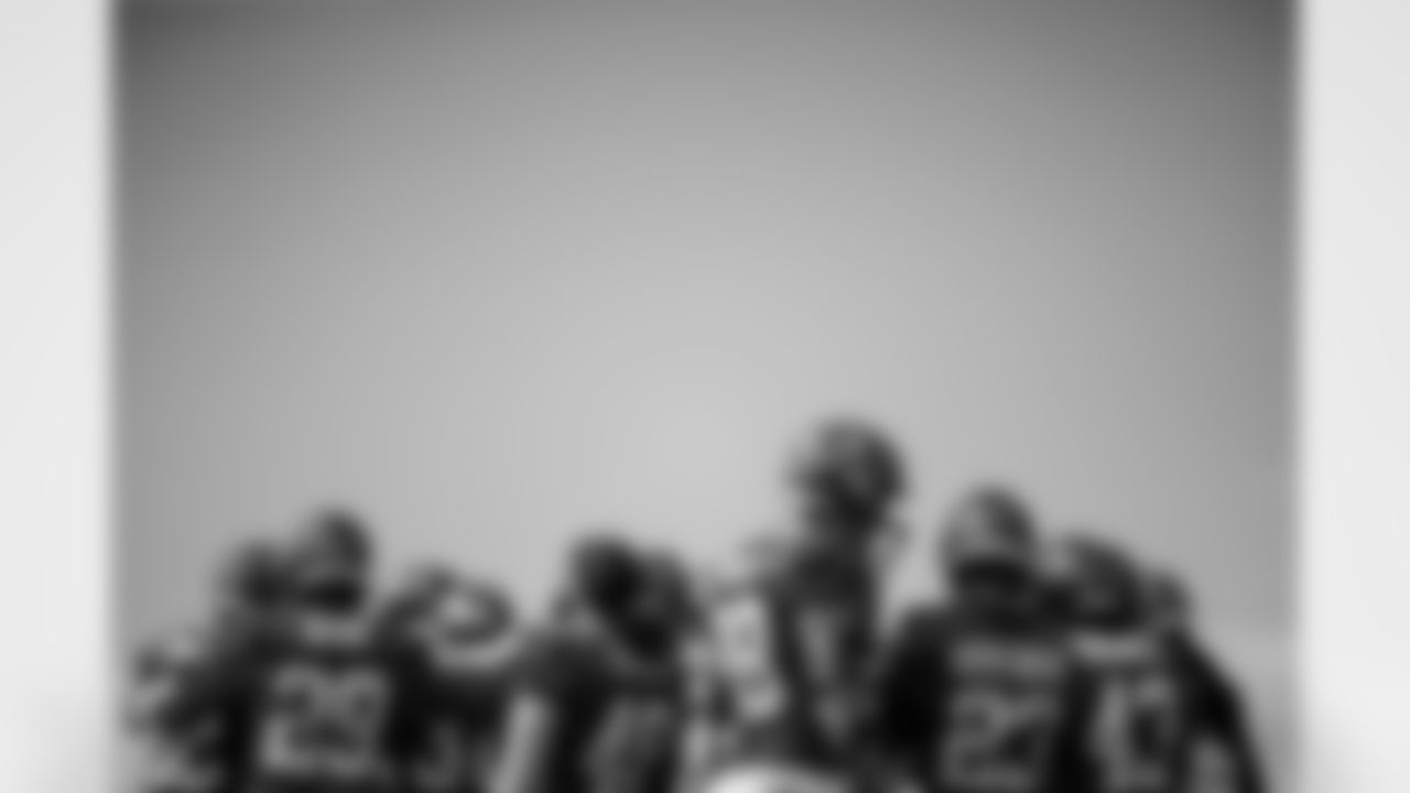 TAMPA, FL - November 11, 2021 - The Tampa Bay Buccaneers huddle during practice at AdventHealth Training Center. Photo By Kyle Zedaker/Tampa Bay Buccaneers