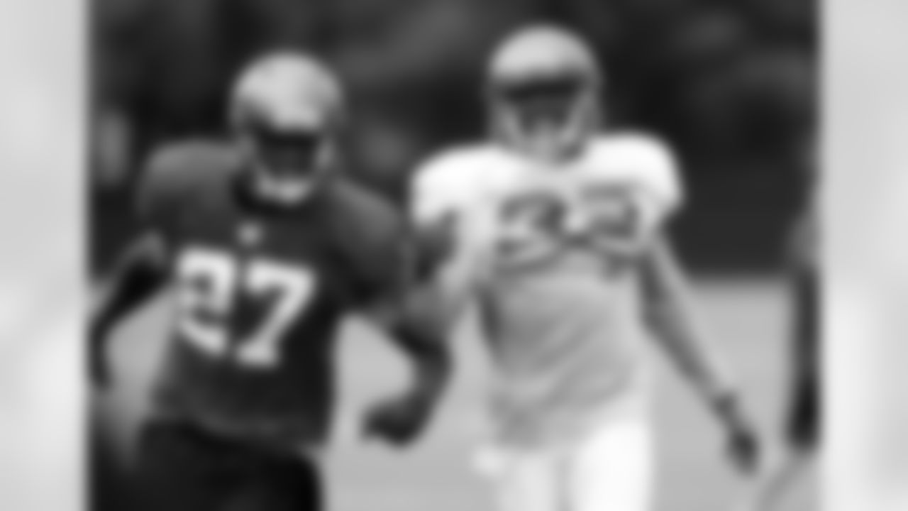 CB Johnthan Banks and RB Jeff Demps run down the field.