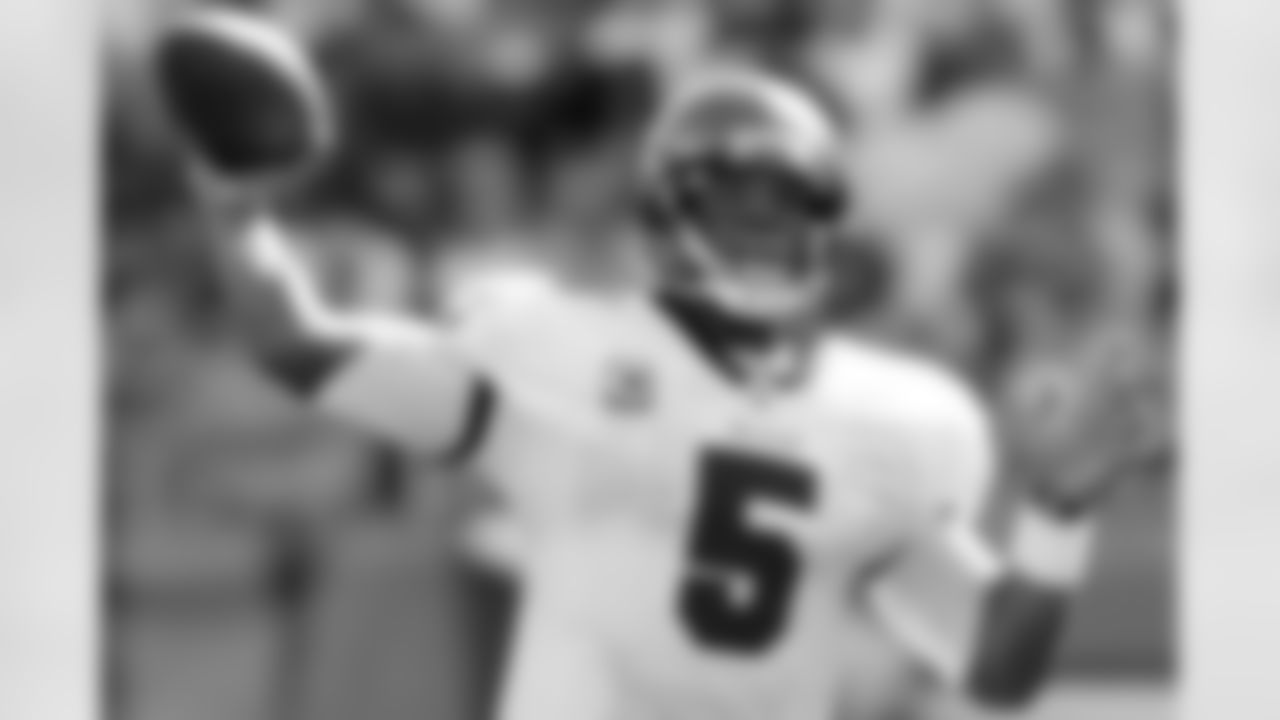 5 QB Josh Freeman passes for 280 yards and 1 touchdown in the game