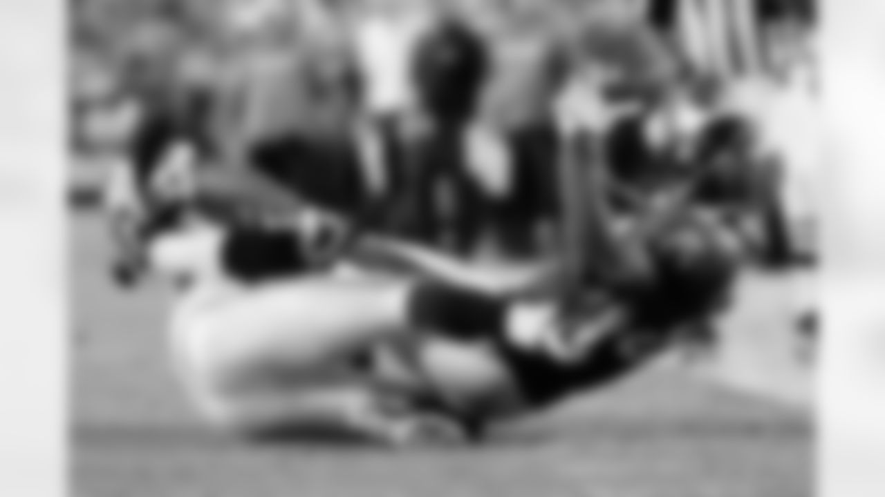 89 WR Antonio Bryant catches a pass to gain 14 yards