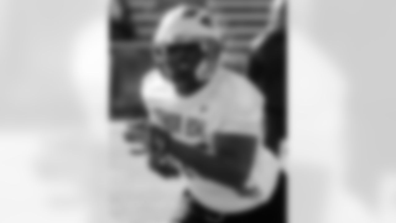 Michigan LB David Harris sprints forward after recognizing a running play