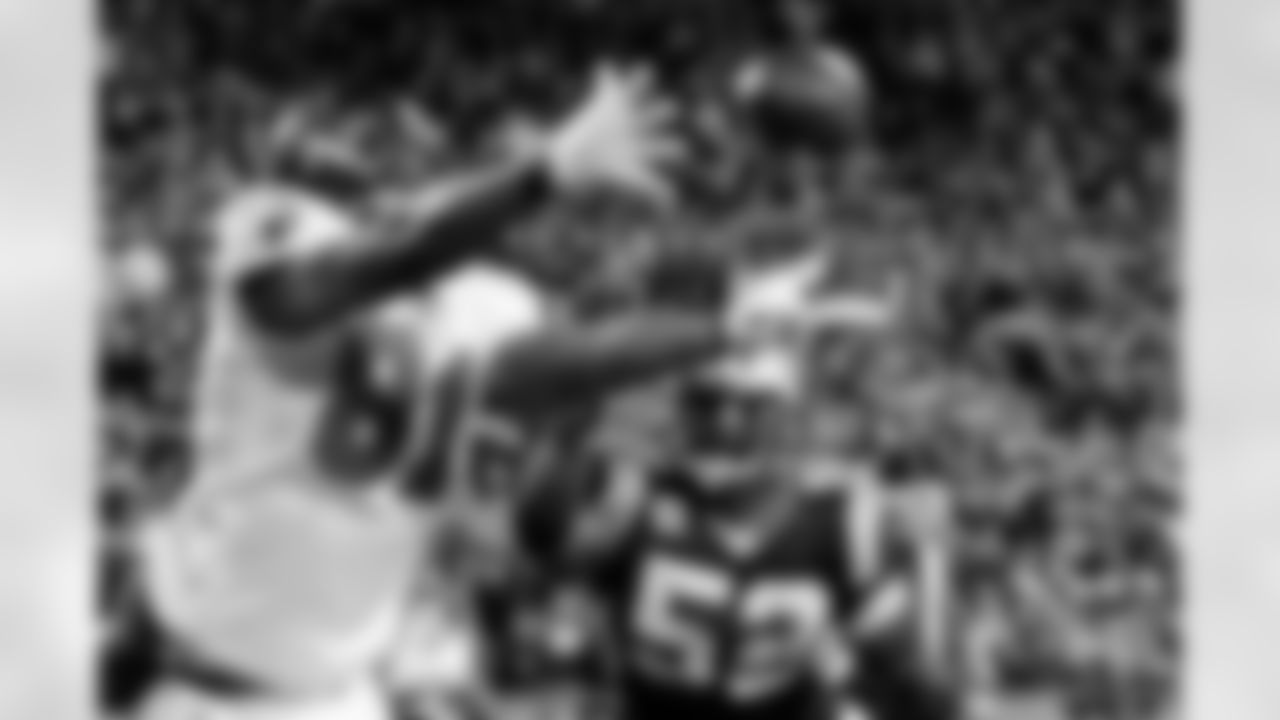 81 TE Alex Smith reaches out for a distant pass