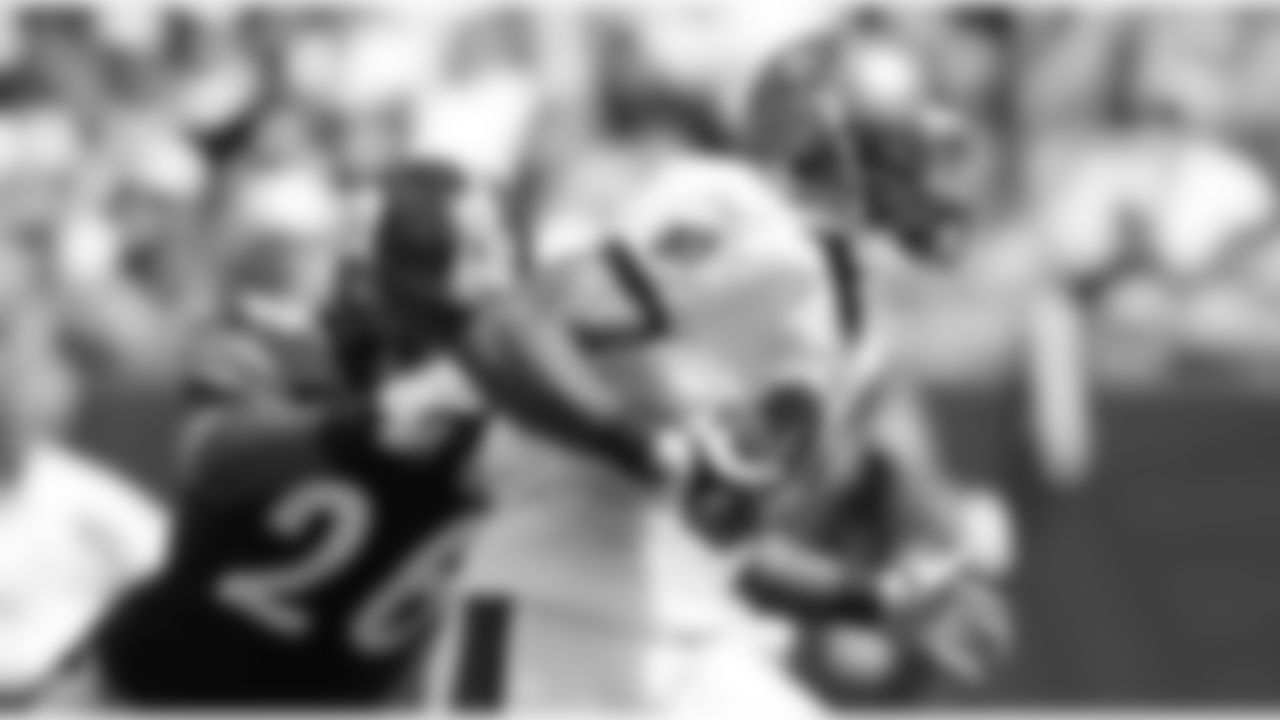 81 WR Michael Spurlock breaks a tackle to keep the play alive