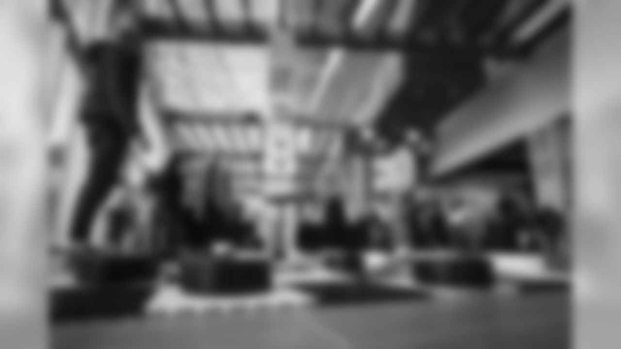 181217_KZ_DLineDeliversChristmas_007