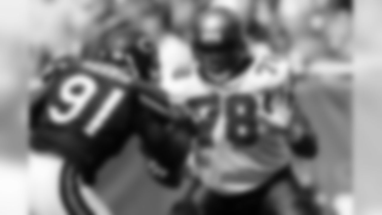 78 G Arron Sears holds the offensive line