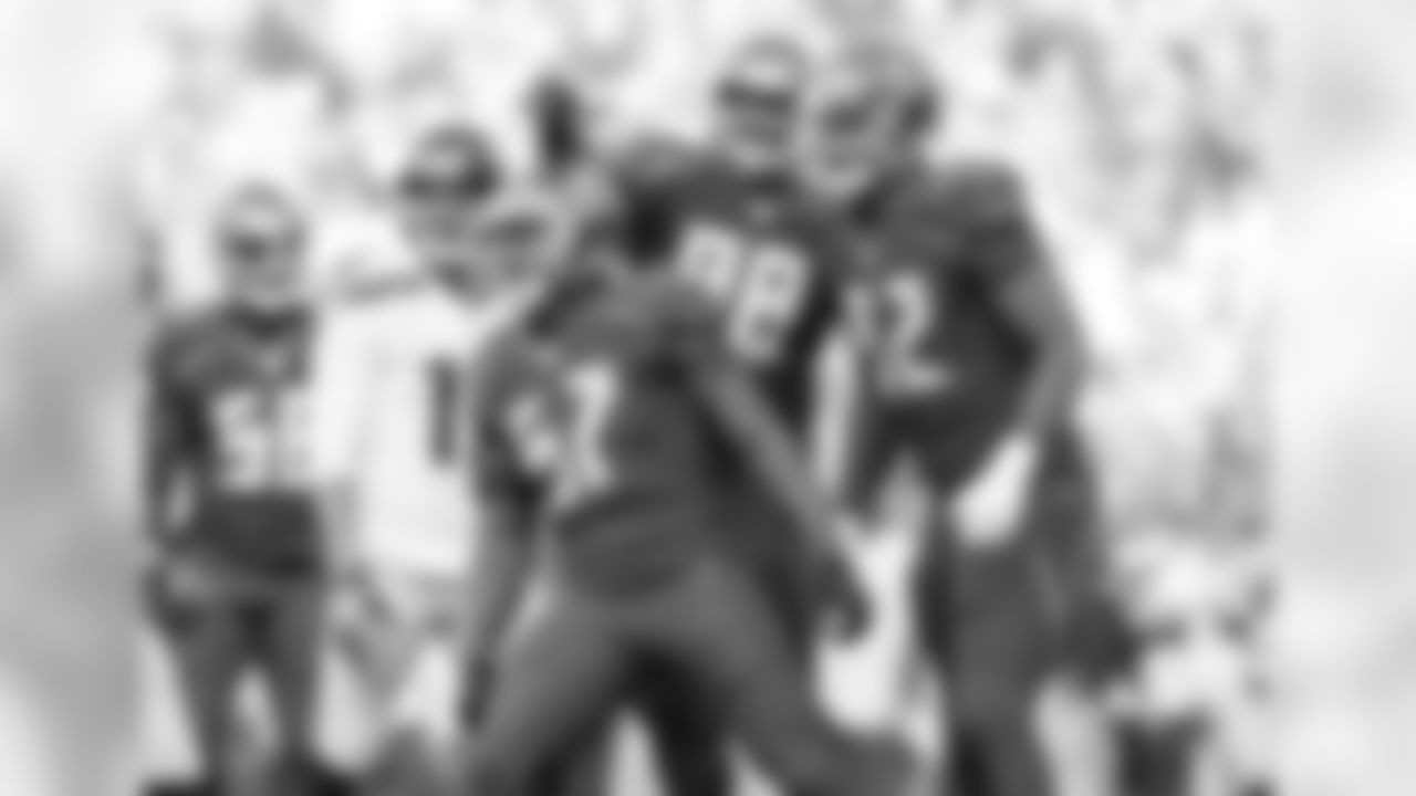 57 DE Noah Spence