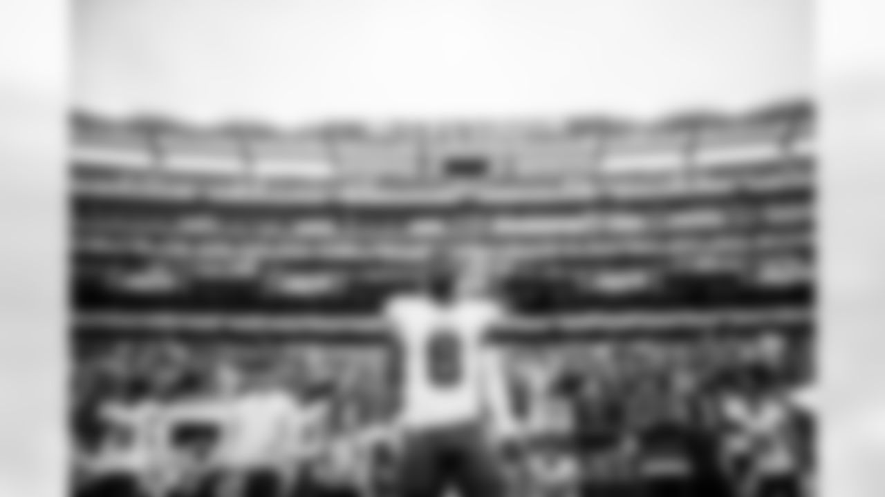 EAST RUTHERFORD, NJ - JANUARY 02, 2022 - Running Back Le'Veon Bell #6 of the Tampa Bay Buccaneers before the game between the Tampa Bay Buccaneers and New York Jets at MetLife Stadium. The Buccaneers won the game, 28-24. Photo By Tori Richman/Tampa Bay Buccaneers