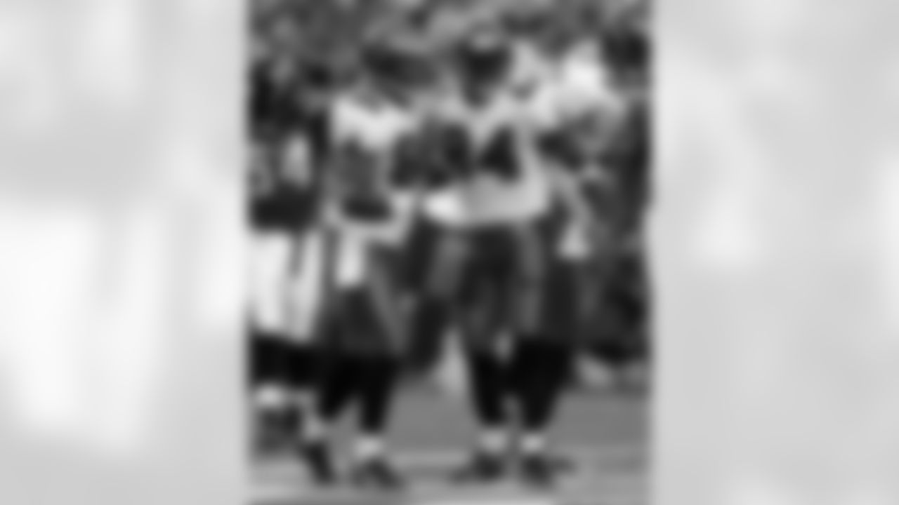 89 David Boston catches a 19 yard touchdown pass from Jeff Garcia in the fist quarter