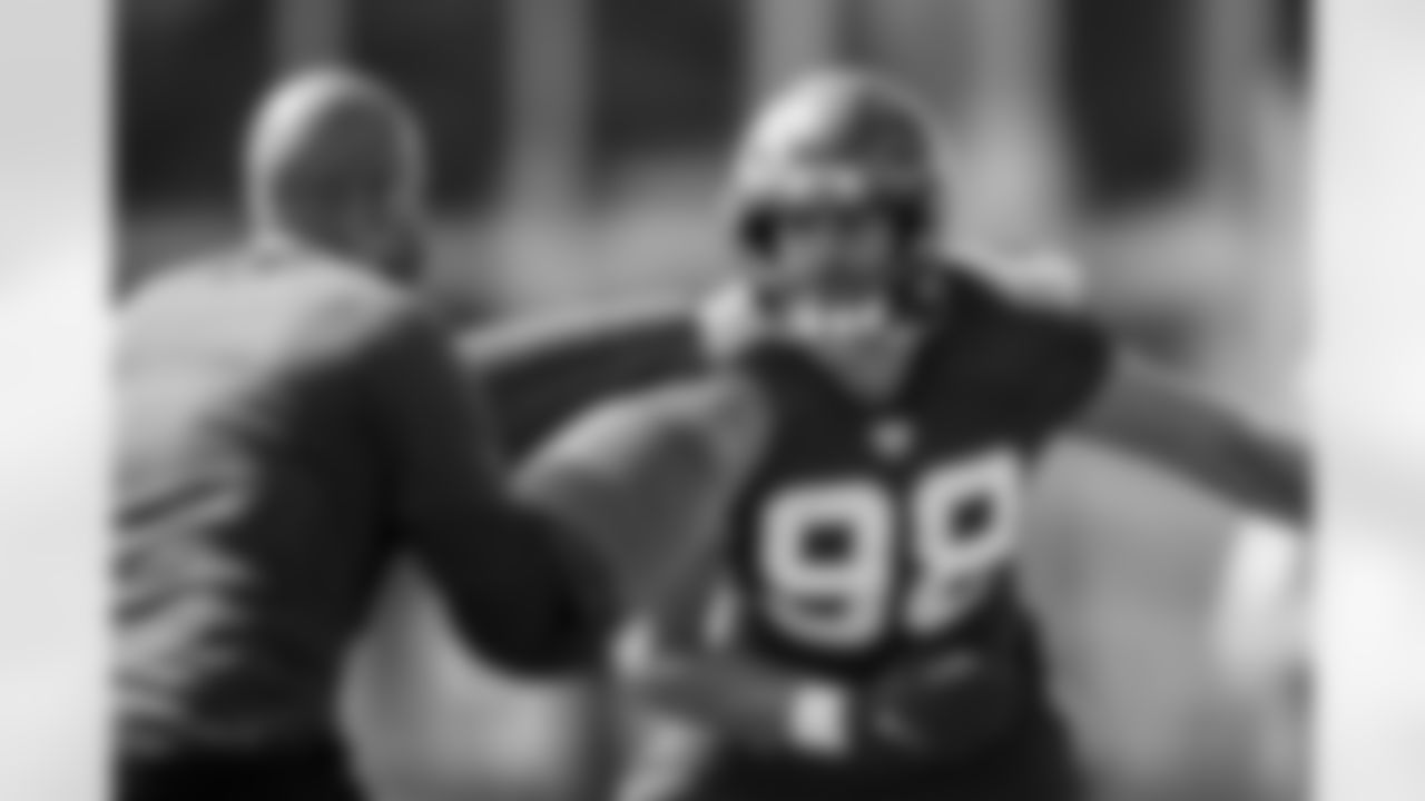 TAMPA, FL- OCTOBER 15, 2020 - Outside Linebacker Anthony Nelson #98 of the Tampa Bay Buccaneers during practice at AdventHealth Training Center. Photo By Tori Richman/Tampa Bay Buccaneers