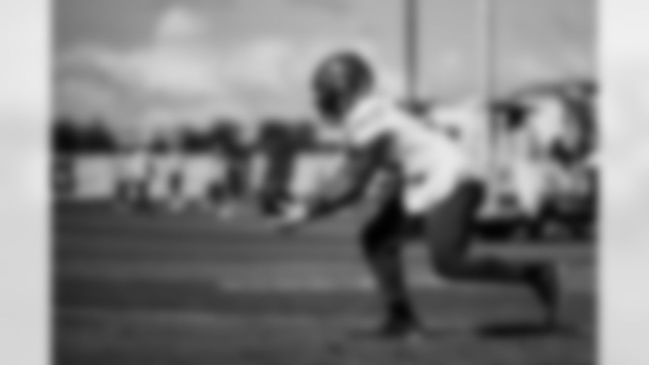TAMPA, FL - November 19, 2021 - Inside Linebacker Kevin Minter #51 of the Tampa Bay Buccaneers during practice at AdventHealth Training Center. Photo By Kyle Zedaker/Tampa Bay Buccaneers