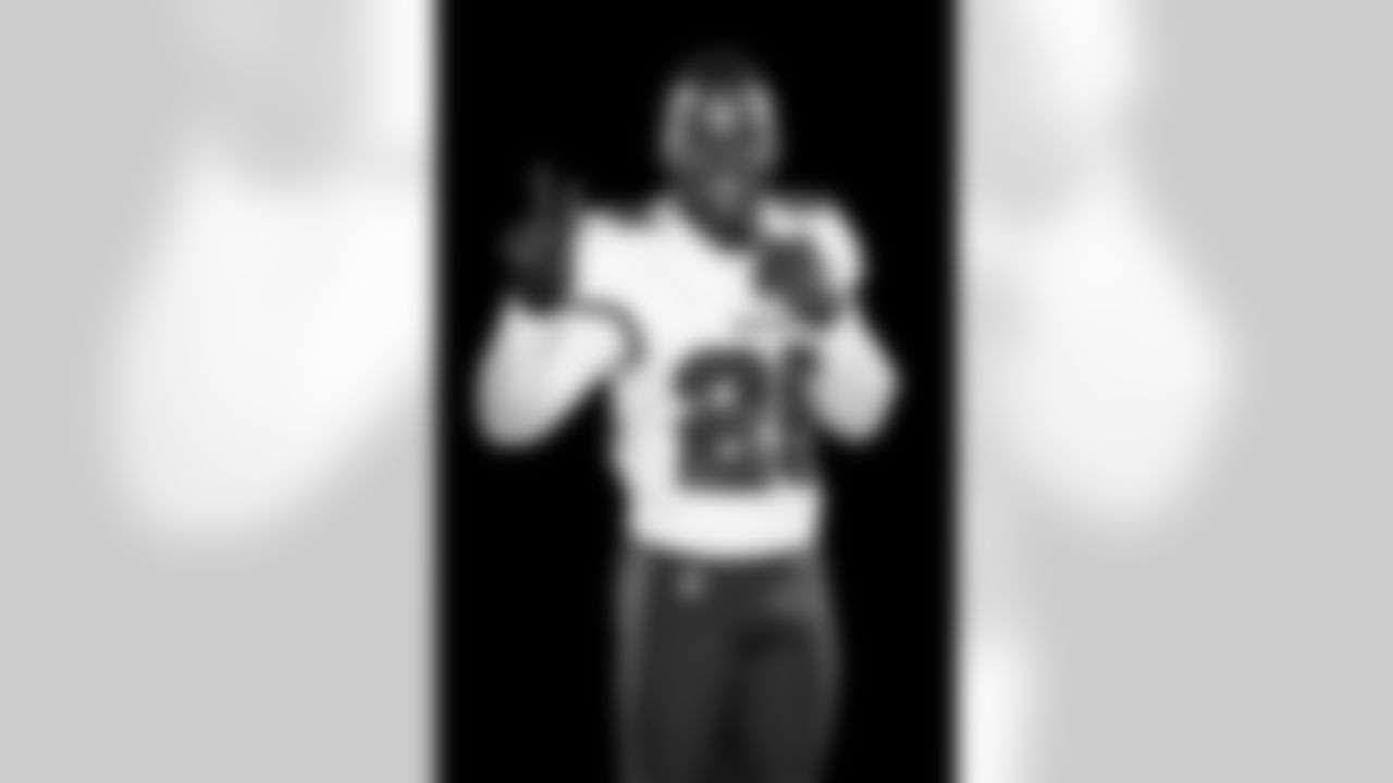 TAMPA, FL - June 07, 2021 - Running Back Giovani Bernard #25 of the Tampa Bay Buccaneers during 2021 Asset Shoot. Photo By Kyle Zedaker/Tampa Bay Buccaneers