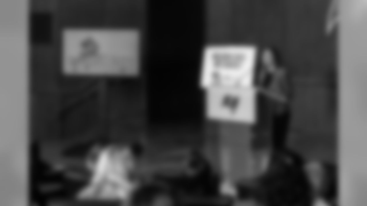 191121_TR_HolidayCardExhibit_062