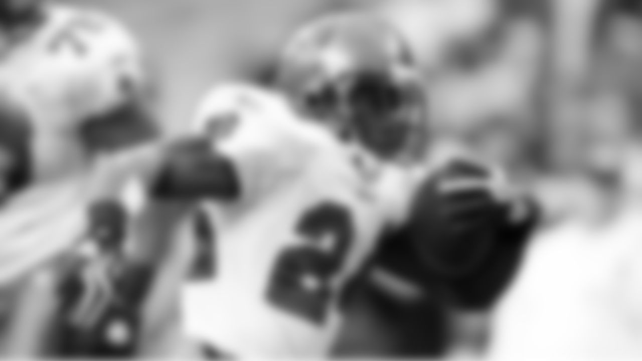 24 RB Carnell Williams catches a short pass and turns it into a touchdown
