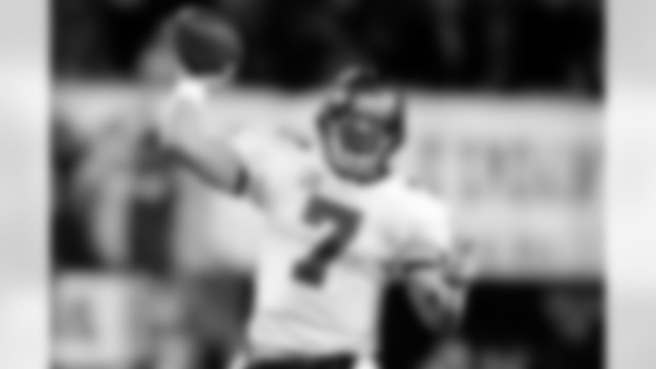 7 QB Jeff Garcia throws a touchdown pass to Antonio Bryant in the second half