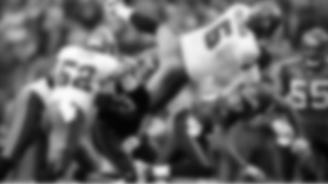 5 QB Josh Freeman does whatever it takes to keep the chains moving