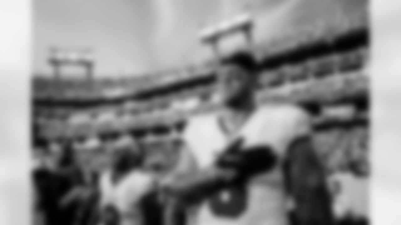 NASHVILLE, TN - August 20, 2022 - Tight End Kyle Rudolph #8 of the Tampa Bay Buccaneers before the preseason game between the Tampa Bay Buccaneers and Tennessee Titans at Nissan Stadium. The Buccaneers lost the game, 13-3. Photo By Kyle Zedaker/Tampa Bay Buccaneers