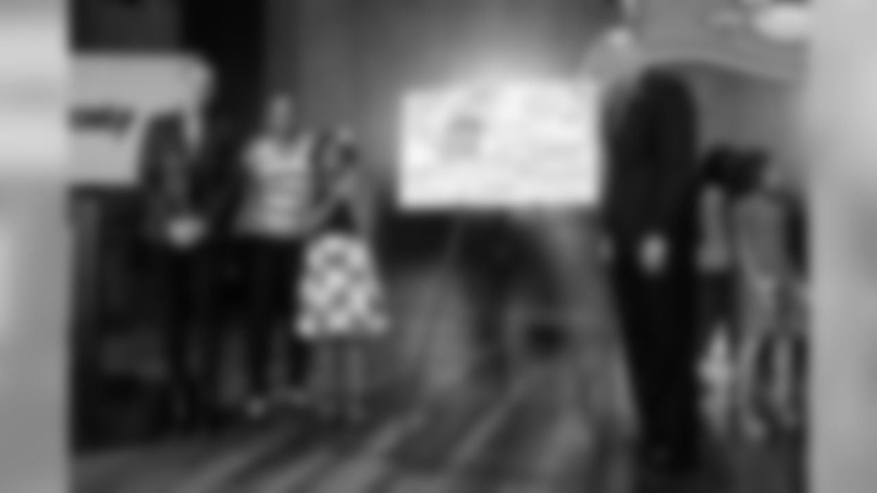 191121_TR_HolidayCardExhibit_069