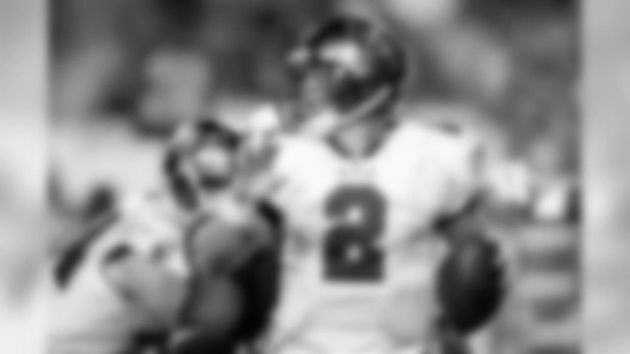 QB Chris Simms completed eight of the 10 passes he threw, including all four on a fourth-quarter TD drive