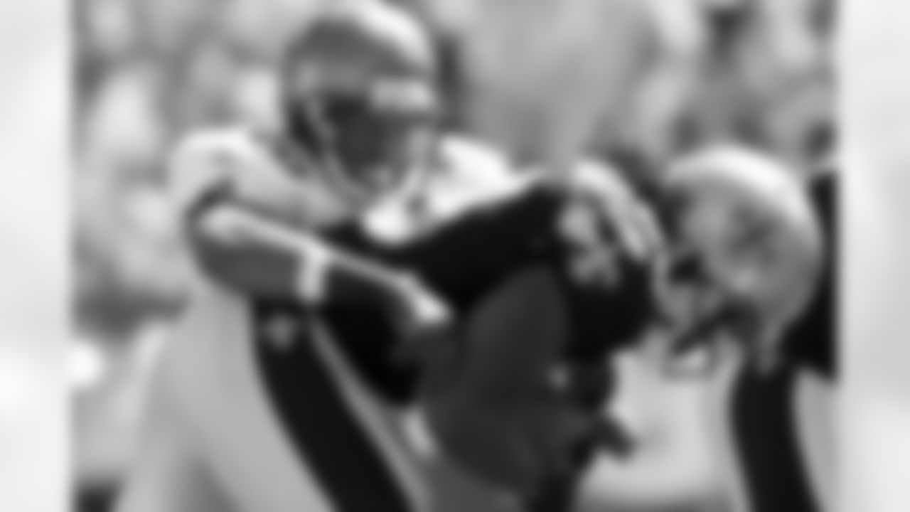 20 CB Ronde Barber wrangles in the ball carrier