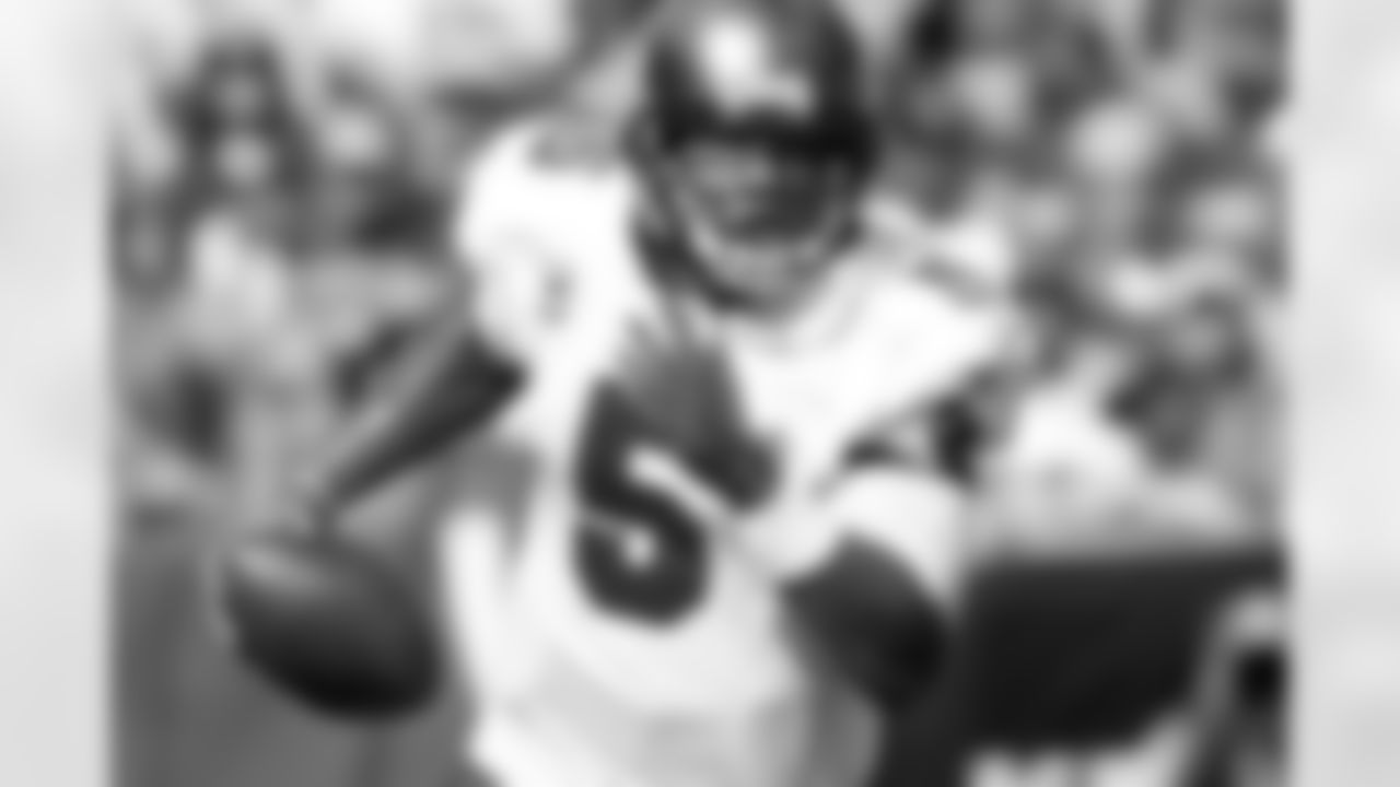 5 QB Josh Freeman breaks out on a run to pick up a first down