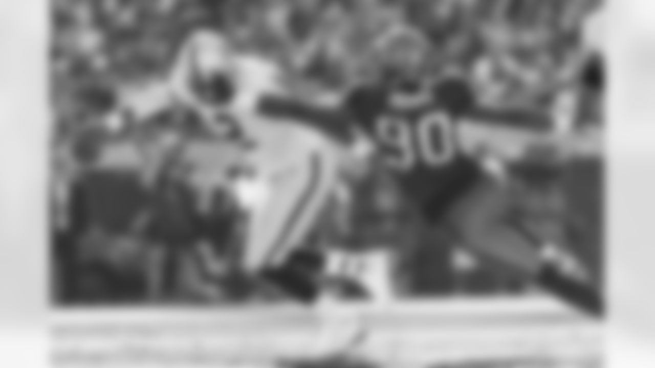 90 DE Gaines Adams sacks the quarterback in the 3rd quarter
