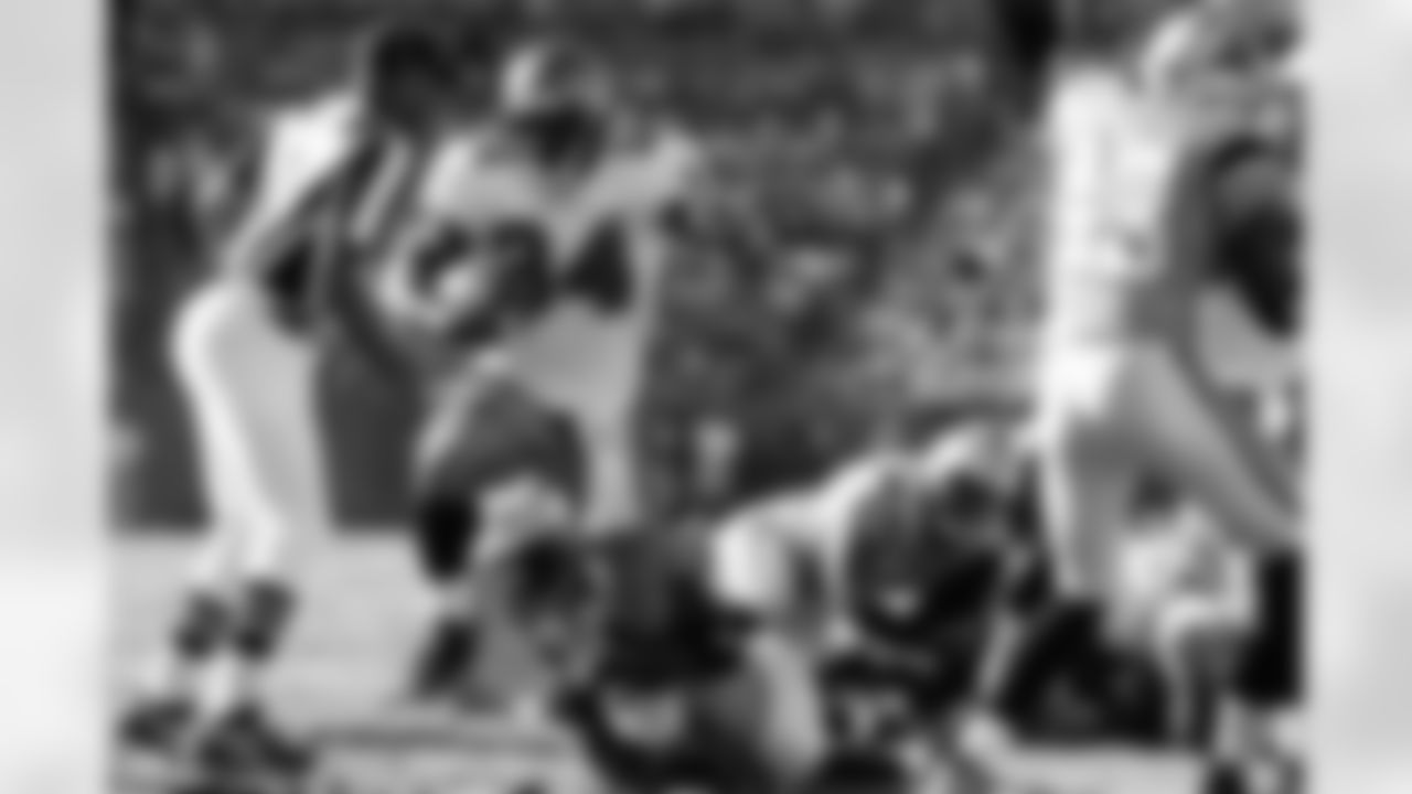 34 Earnest Graham takes the handoff around the tackle for a touchdown in the first quarter
