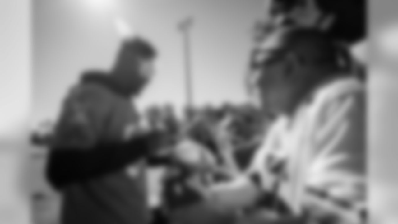 ORLANDO, FL - JANUARY 25, 2020 - Outside Linebacker Shaquil Barrett #58 of the Tampa Bay Buccaneers signs autographs for fans at Day 3 of practice at the Pro Bowl. Photo By Kyle Zedaker/Tampa Bay Buccaneers