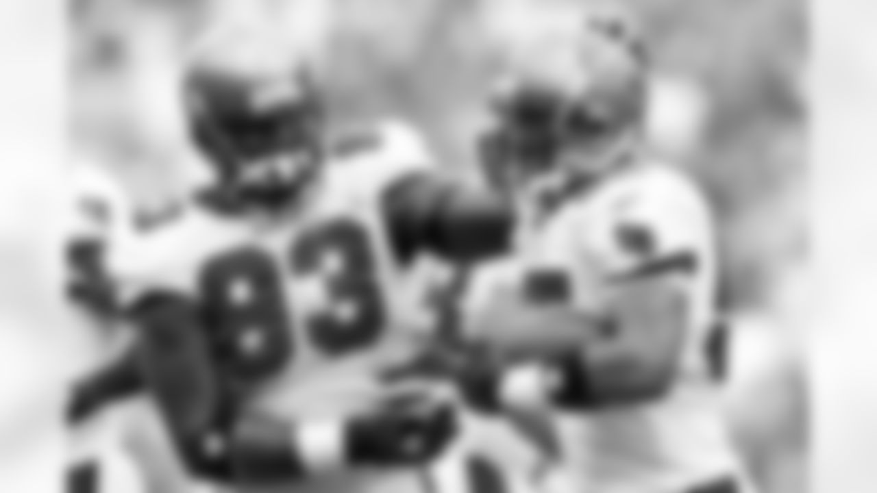 93 DE Kevin Carter celebrates an interception by Derrick Brooks