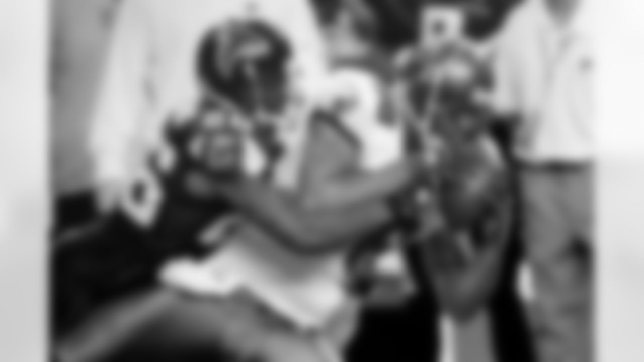 86 TE Jerramy Stevens secures a 20 yard gain from a short pass