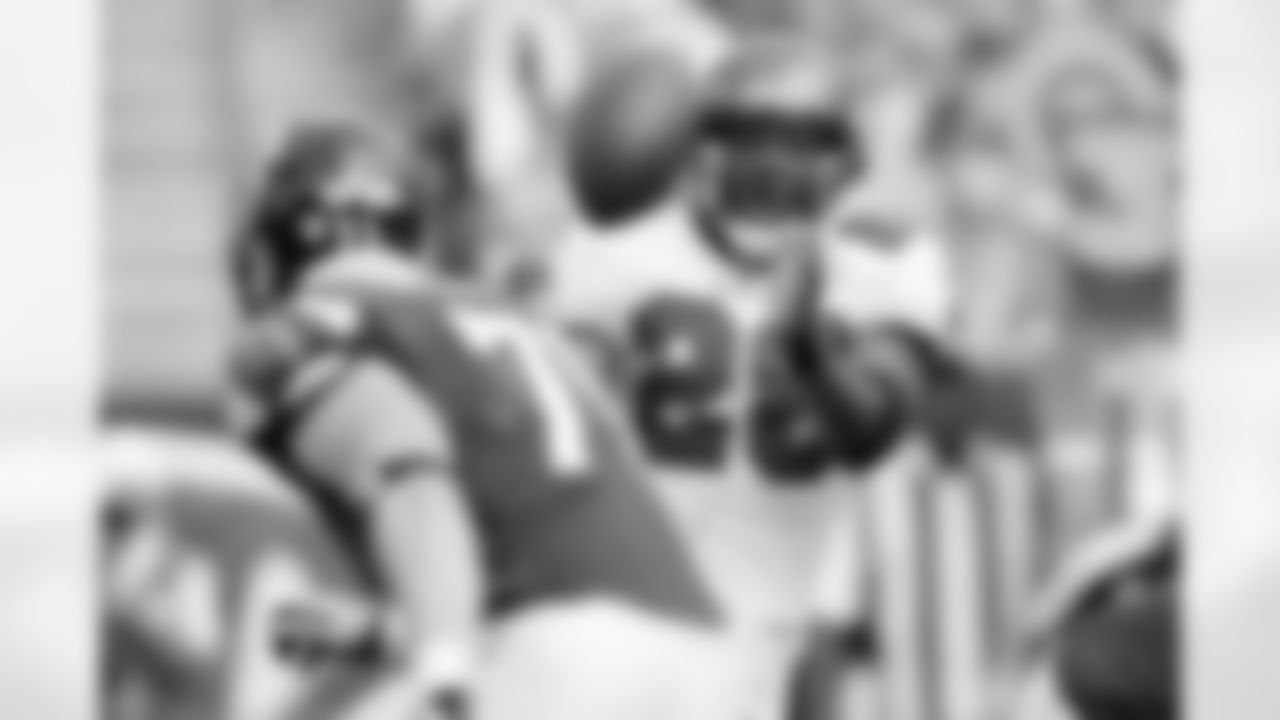 28 RB Warrick Dunn catches a pass and runs for 12 yards