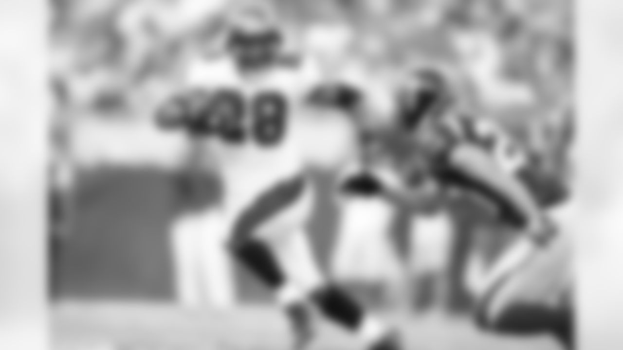 28 RB Warrick Dunn runs up the middle for a 15 yard gain
