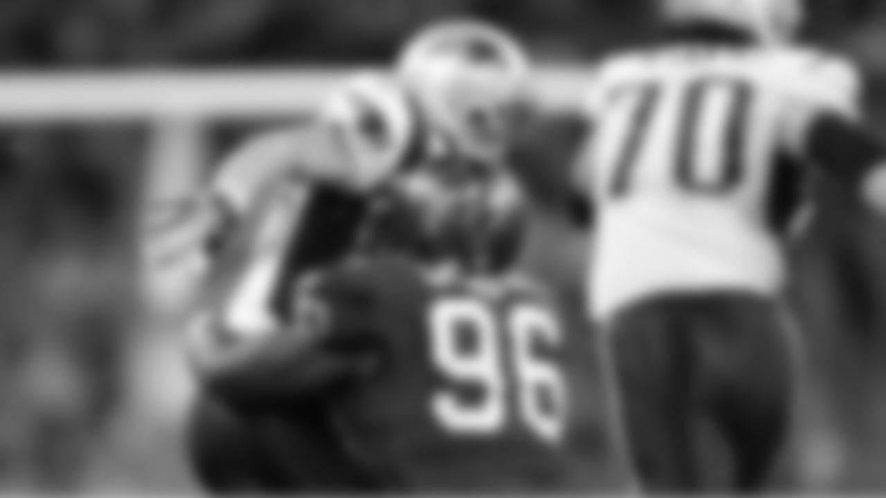 96 DE Tim Crowder wraps up the ball carrier