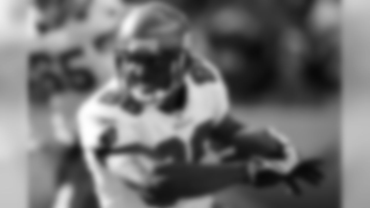 89 WR Antonio Bryant catches a pass and picks up 5 yards in the 2nd half