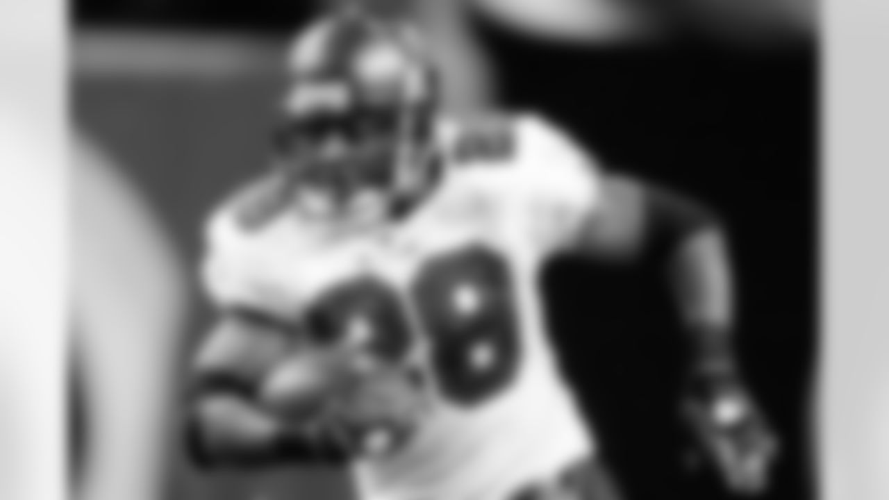 28 RB Warrick Dunn gets a short pass and creates a 16 yard gain
