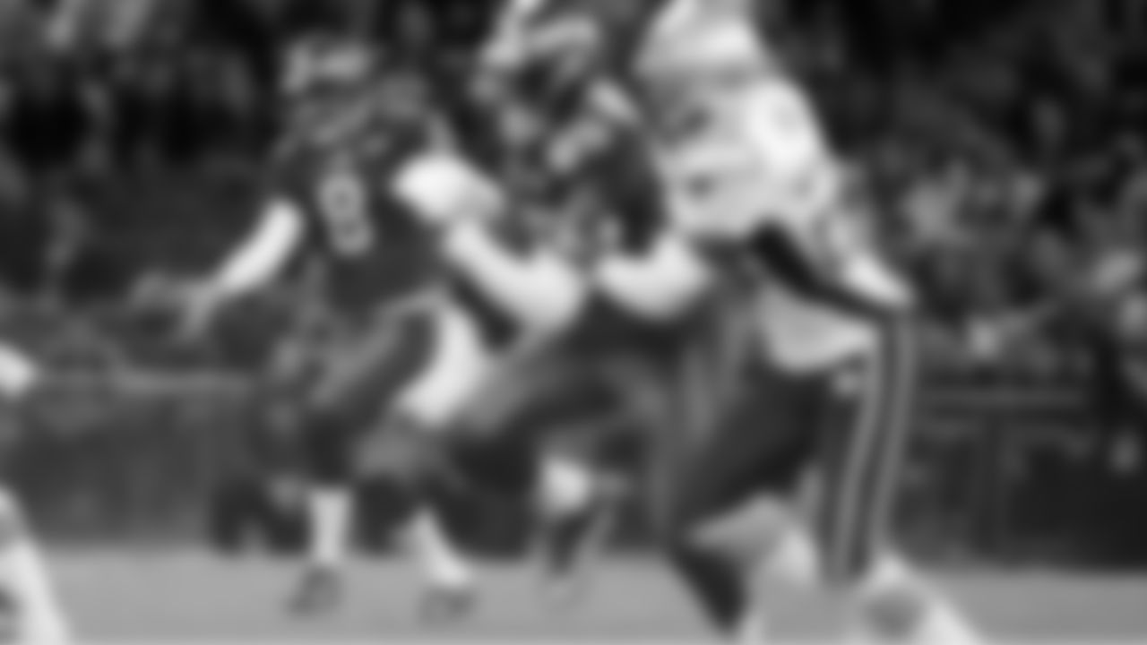 8 P Dirk Johnson gets ready to punt the ball into New England territory