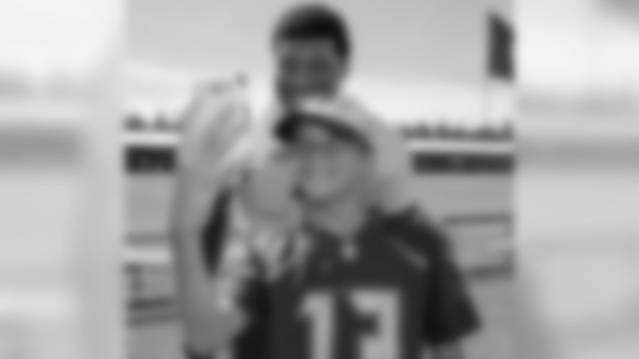 QB Jameis Winston poses with a fan
