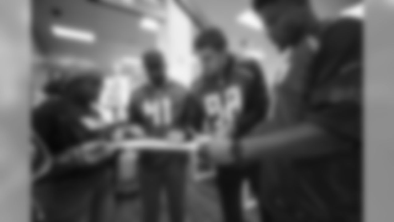 191218_TR_LinebackersLightUpHolidays_031