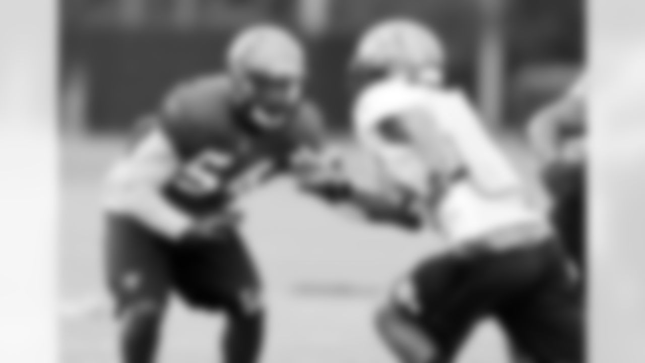 LB Lavonte David covers during a special teams drill.
