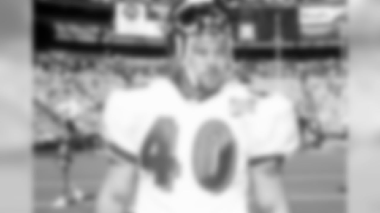 Alstott earns his first of six Pro Bowls.