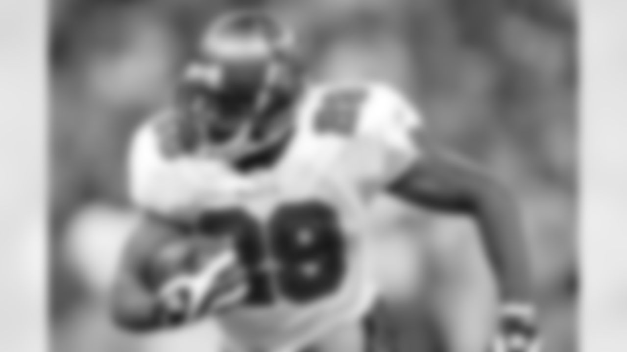 29 Michael Bennett takes the hand off up the middle for 12 yards in the fourth quarter