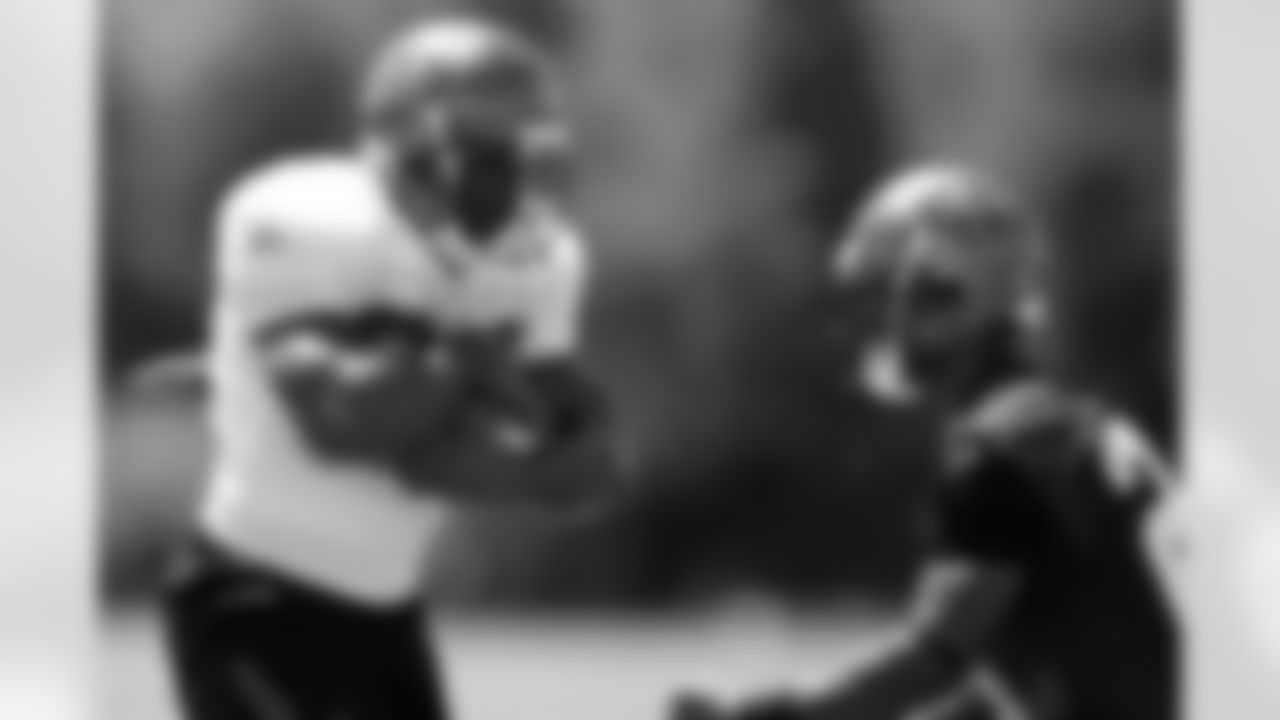 RB Cadillac Williams didn't shy away from contact despite bruised ribs