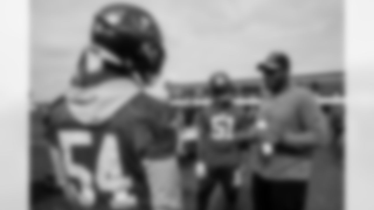 TAMPA, FL - January 21, 2022 - Inside Linebackers Coach Mike Caldwell of the Tampa Bay Buccaneers during practice at AdventHealth Training Center. Photo By Kyle Zedaker/Tampa Bay Buccaneers