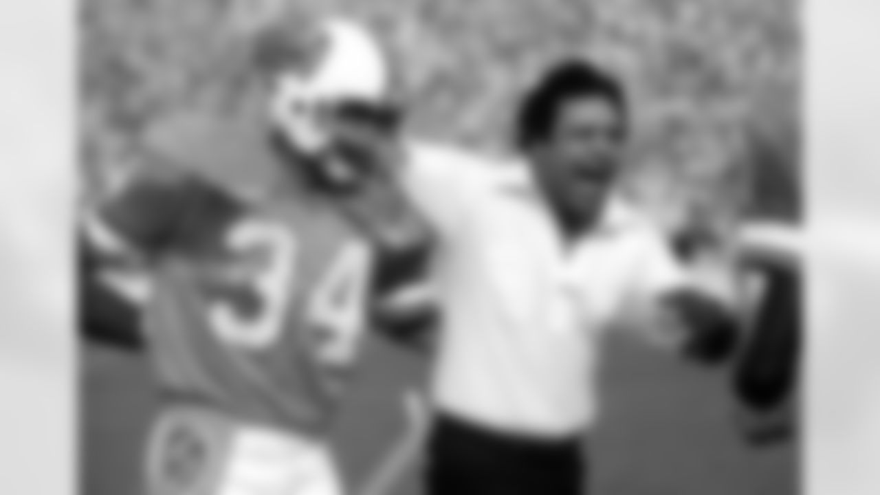 TAMPA, FL - DECEMBER 26: Defensive Coordinator/ Secondary Coach Wayne Fonts of the Tampa Bay Buccaneers talks to Safety Cedric Brwon #34 against the Detroit Lions at Tampa Stadium on December 26, 1982 in Tampa, Florida. The Buccaneers won 23-21. (photo by Allen's Studio/Tampa Bay Buccaneers)